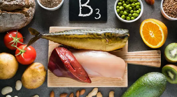 Fonti di niacina a cosa serve: pesce, pollo, fegato, arancia, kiwi, avocado, patate, pomodori, pane integrale, piselli, arachidi, mandorle, albicocche.