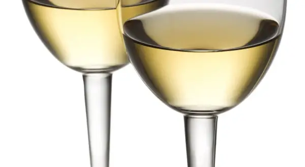 Dwa kieliszki z białym winem, idealne na wieczór z Rieslingiem i Chardonnay.