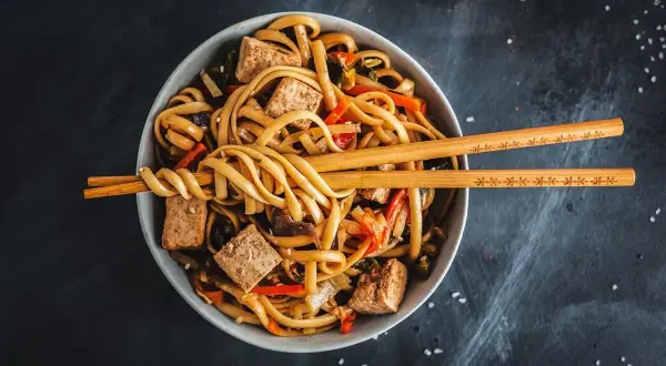 Pyszny makaron udon z tofu i warzywami, idealny na szybki obiad. Ten przepis na makaron udon zachwyci każdego!