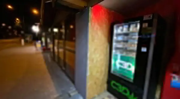 Automat z produktami CBD na nocnej ulicy.