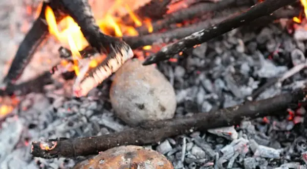Kartoffeln garen im Glutbett. Ein rustikales Kartoffelfeuer-Rezept, das nach Sommer und Lagerfeuer schmeckt.