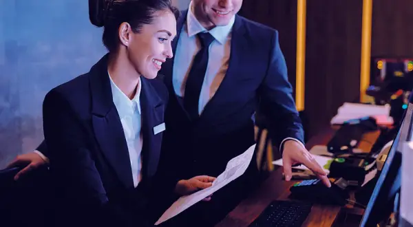 Ile godzin pracuje recepcjonistka w hotelu? Sprawdź realia pracy