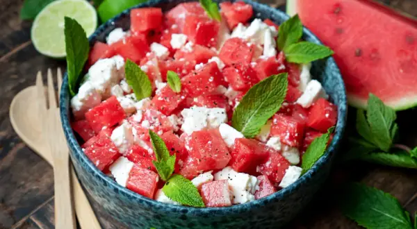 Erfrischender Wassermelone Feta Salat mit Minze und Limette, perfekt für heiße Tage.