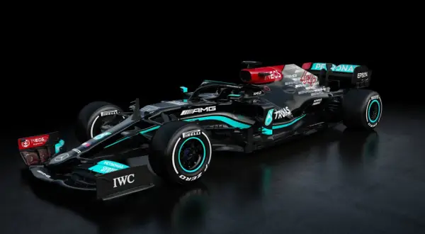 Czarny bolid F1 Mercedes-AMG Petronas z turkusowymi akcentami i czerwonym wlotem powietrza.