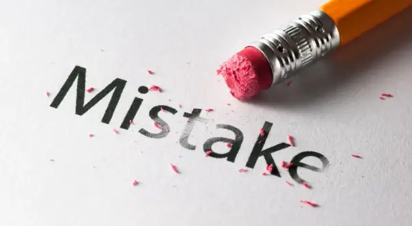 Gumka ściera słowo "Mistake", symbolizując **poka yoke** – system zapobiegający błędom.