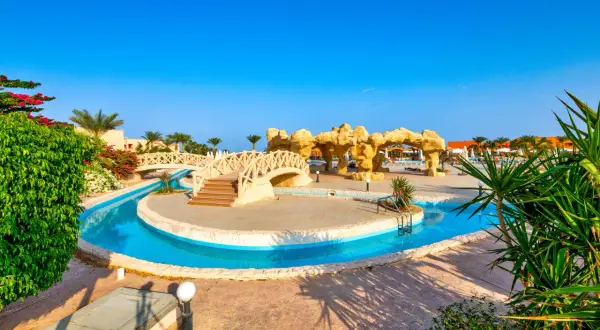 Piękny resort z basenem i mostkami, idealne miejsce na trzy rogi szczęśliwego życia. Opinie o beach resort są zachwycające.