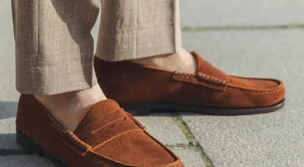 Chaussures marron en cuir suédé, un classique intemporel. Le nubuck vs suede, une question de texture pour un style décontracté.