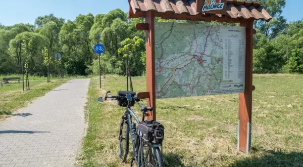 Rower czeka przy mapie tras rowerowych w Żywcu. Ścieżka zaprasza do odkrywania okolicy.