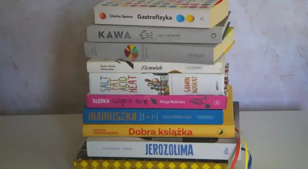 Stos najlepszych książek kucharskich: Gastrofizyka, Kawa, Leksykon Smaków, Słodka wegan nerd, Jerozolima i inne inspiracje.
