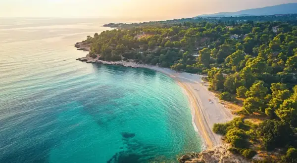 Piękna plaża i turkusowe morze, idealne na wakacje. Kemer Turcja atrakcje zachwycają!