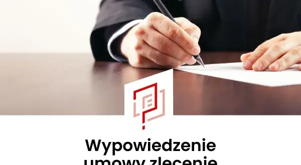 Dłoń pisze piórem na dokumencie, symbolizując wypowiedzenie umowy zlecenia.