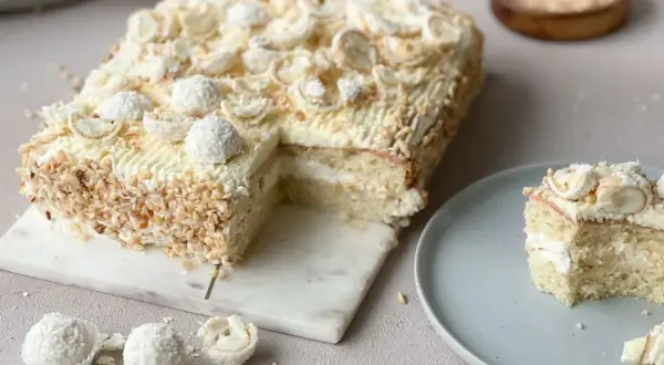 En vit chokladtårta med nötter och praliner. Ett perfekt tårta recept för alla tillfällen.