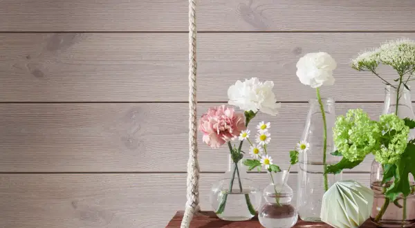Vaser med blommor på en trähylla, en fin panel inomhus inspiration.