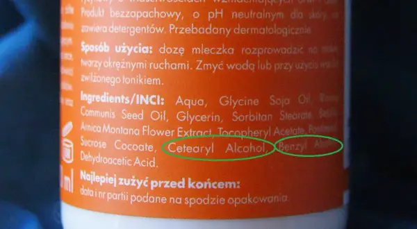 Składniki INCI: Aqua, Glycine Soja Oil, Ricinus Communis Seed Oil, Glycerin, Sorbitan Stearate, Arnica Montana Flower Extract, Tocopheryl Acetate, Sucrose Cocoate, **Cetearyl Alcohol**, Benzyl Alcohol, Dehydroacetic Acid.