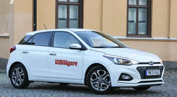 Vit Hyundai i20 med texten "Vi Bilägare" på sidan. En artikel om ett potentiellt hyundai i20 problem kan vara på gång.