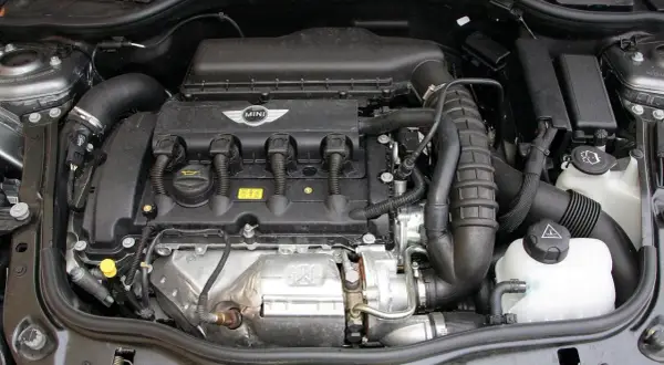 Silnik Mini Cooper. Dyskusja na forum: jaki silnik wybrać? Widok komory silnika.