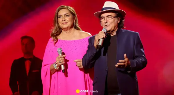 Al Bano i Romina Power na scenie, w tle mężczyzna w garniturze.