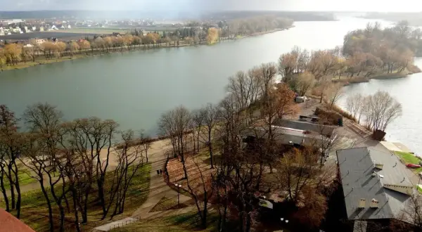 Malownicze jeziora kujawsko pomorskie z widokiem na miasto i wyspę porośniętą drzewami.