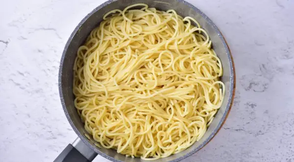 Wege spaghetti bolognese: Sekrety smaku umami i przepis krok po kroku