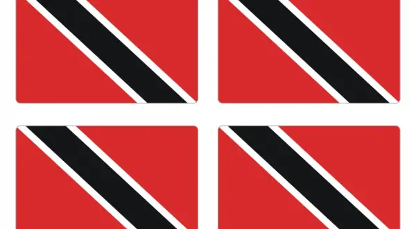 Cztery identyczne flagi Trynidadu i Tobago, każda z czerwonym tłem i czarno-białym pasem biegnącym po przekątnej.