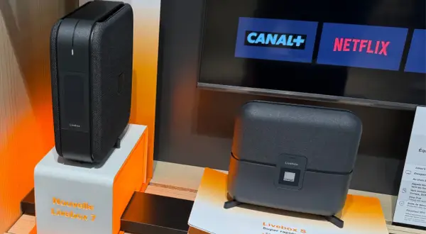 Deux Livebox Orange, dont la nouvelle Livebox 7, présentées sur des supports orange vif. L'équipement Orange est prêt pour le divertissement.