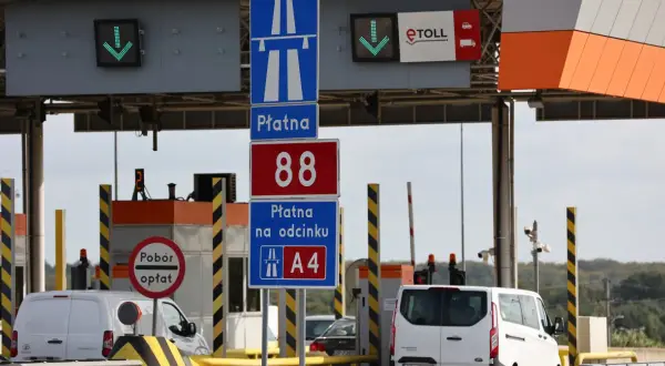 Na bramkach autostradowych widać znaki informujące, jak się płaci za autostrady w Polsce, w tym system e-TOLL.
