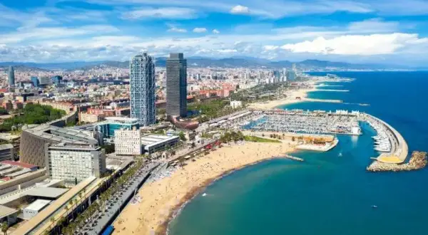 Ile trwa lot z Wrocławia do Barcelony? Czas przelotu i porady