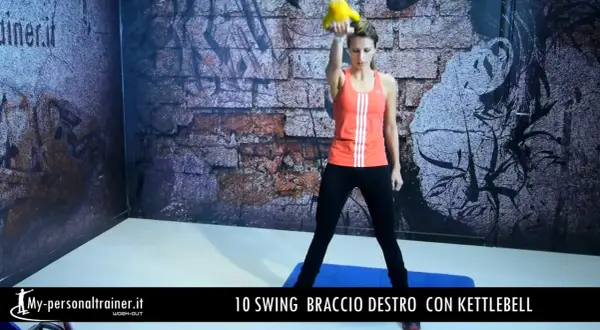 Donna esegue swing con kettlebell, un esercizio efficace per i circuiti brucia grassi.