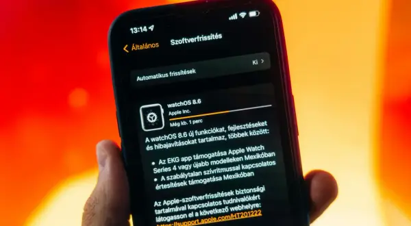 Na ekranie telefonu widać ustawienia dotyczące automatyczna aktualizacja oprogramowania watchOS 8.6.