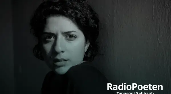 Tanasgol Sabbagh, eine junge Frau mit dunklen, lockigen Haaren, blickt nachdenklich in die Kamera. Der Schriftzug "RadioPoeten" und ihr Name sind rechts im Bild zu sehen.