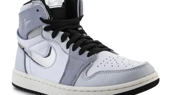 Biało-szare Jordan 1 Zoom z czarnymi sznurówkami i logo "ZOOM AIR" na języku.