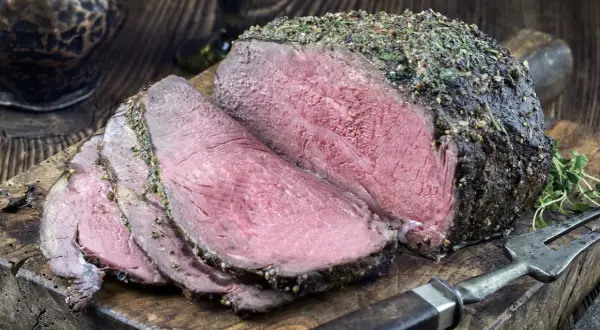 Roast beef ricetta perfetta: carne succulenta e rosata, cotta a puntino e condita con erbe aromatiche.