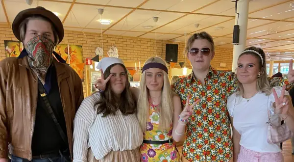 Fem vänner i färgglada 70-talskläder, kanske lite fel tema idéer för en fest?