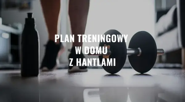 Gotowy na trening FBW w domu z hantlami? Na zdjęciu widzimy hantle, butelkę z wodą i sylwetkę osoby ćwiczącej.