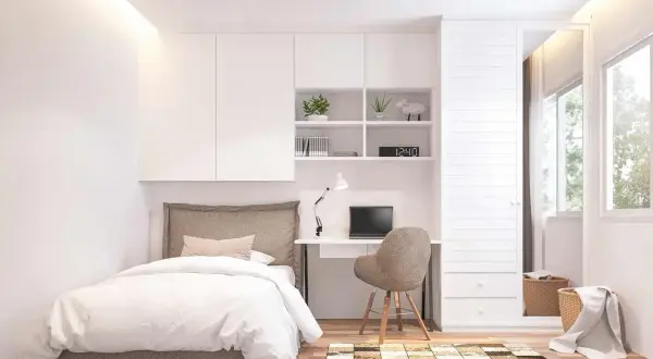 Ein modernes Schlafzimmer, das zum **Zimmer selber gestalten** einlädt. Ein Bett, Schreibtisch mit Laptop und ein Kleiderschrank mit Spiegel.