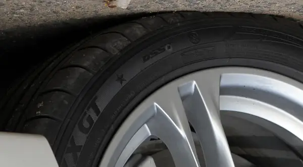Opona z technologią runflat na aluminiowej feldze, gotowa na każdą drogę.