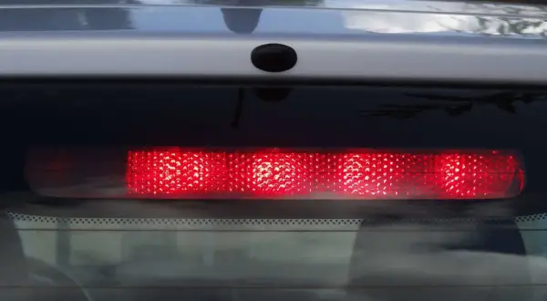 Un feu stop sur trois ne fonctionne pas, un problème à signaler lors du contrôle technique.