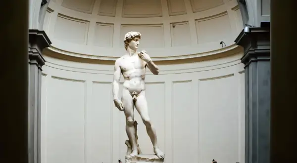 Michelangelos David-Zeichnung, eine beeindruckende Marmorskulptur, steht im Zentrum eines eleganten Raumes.