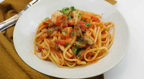 En tallrik linguine med räkor och musslor i tomatsås, en härlig frutti di mare.
