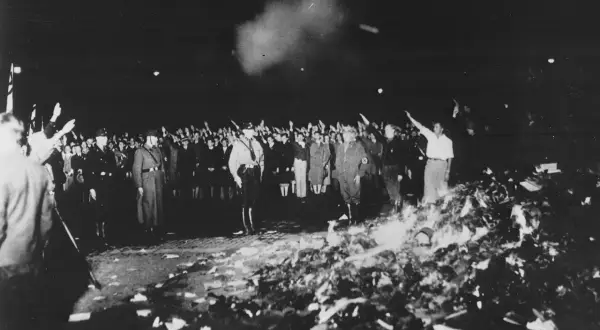 Nocne palenie książek przez zwolenników idei "czystej rasy aryjskiej".