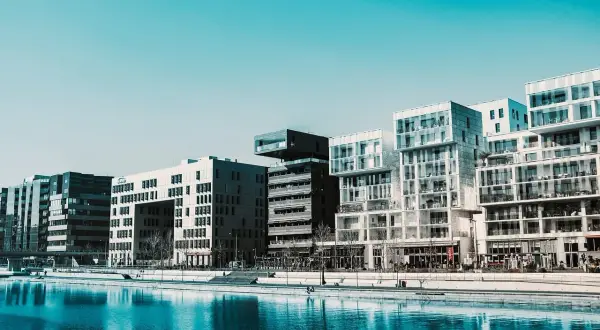 Krynica Morska: Gdzie leży? Odkryj jej sekrety i atrakcje!