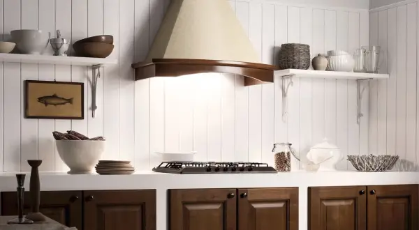 Encantadoras cocinas rústicas modernas con campana de madera, estantes blancos y detalles en madera oscura.