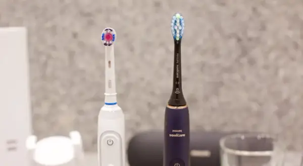 Która szczoteczka soniczna lepsza: Oral-B czy Philips Sonicare?