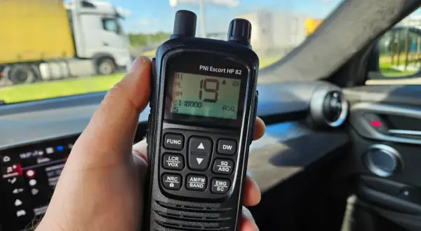 CB w Polsce: Dlaczego AM jest lepsze niż FM w komunikacji?