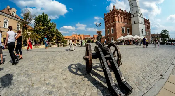 Rynek w Sandomierzu z armatą. Warto zobaczyć te atrakcje 100 km od Sandomierza.