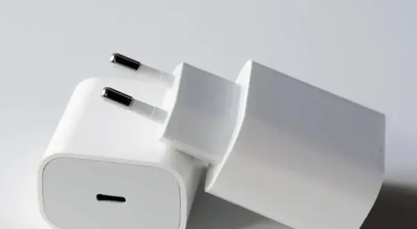 Jaka ładowarka do iPhone 12 zapewni szybkie ładowanie bez problemów?