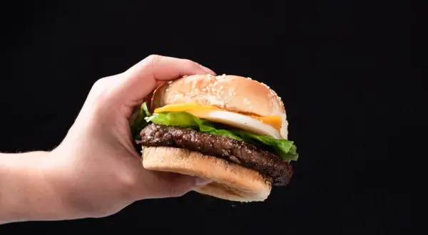 Co to jest hamburger? Definicja, historia i sekrety idealnego burgera