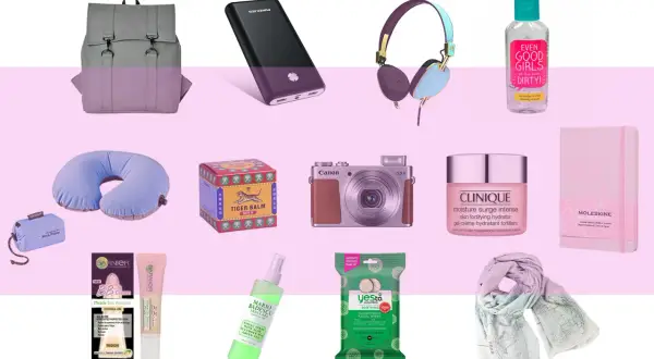 Reise-Must-Haves: Rucksack, Powerbank, Kopfhörer, Handgel, Nackenkissen, Tiger Balm, Kamera, Clinique Creme, Moleskine Notizbuch, Garnier BB Cream, Mario Badescu Spray, Yes To Cucumbers Tücher, Weltkarten-Schal.