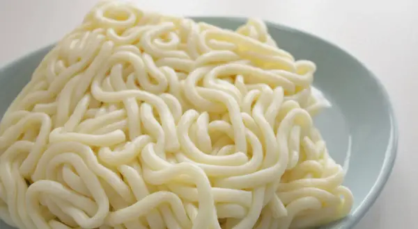 Makaron udon co to? Poznaj jego właściwości i zastosowania w kuchni