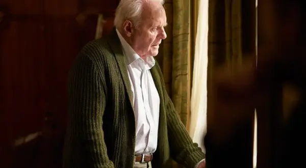 Anthony Hopkins w zielonym swetrze, zamyślony przy oknie. Wiele jego filmów zapada w pamięć.